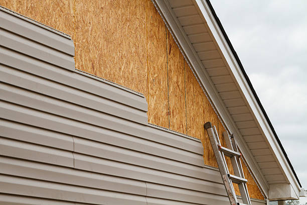 Professional Vinyl Siding technician working in Ridgefield, NJ